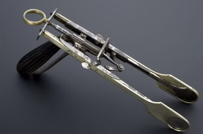 Những dụng cụ y tế đáng sợ nhất trong lịch sử