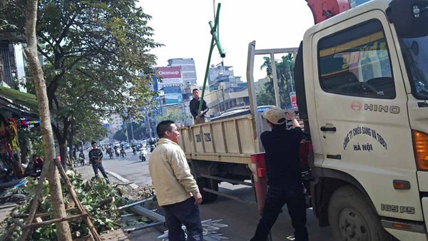 Xe con mất lái đâm đổ cây, gãy trụ đèn ảnh 4 Xe con mất lái đâm đổ cây, gãy trụ đèn ảnh 4