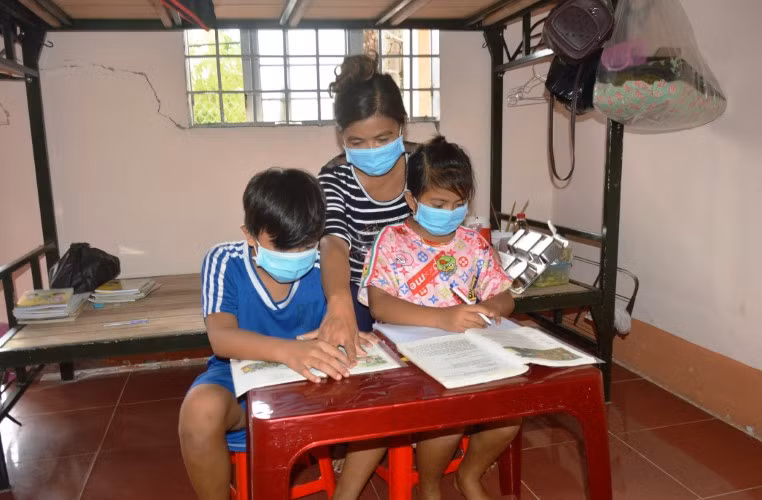 Chị Trần Thị Tuyền tranh thủ dạy con gái và cháu trong thời gian cách ly tại huyện Hồng Ngự (Đồng Tháp).