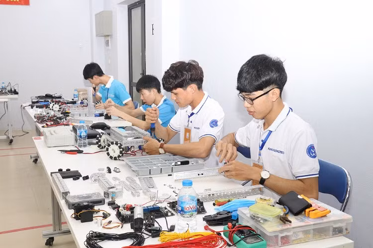 Các thí sinh nghề cơ điện tử tranh tài trong Kỳ thi Kỹ năng nghề quốc gia năm 2020.