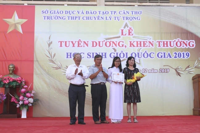 Khen thưởng em Trần Minh Thư (lớp 12C1) đạt giải Nhất môn Ngữ văn Kỳ thi chọn HS giỏi quốc gia THPT năm 2019