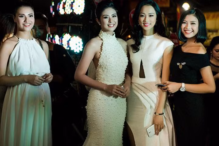 Hồng Quế bầu 9 tháng vẫn nổi bật bên dàn hoa, á hậu