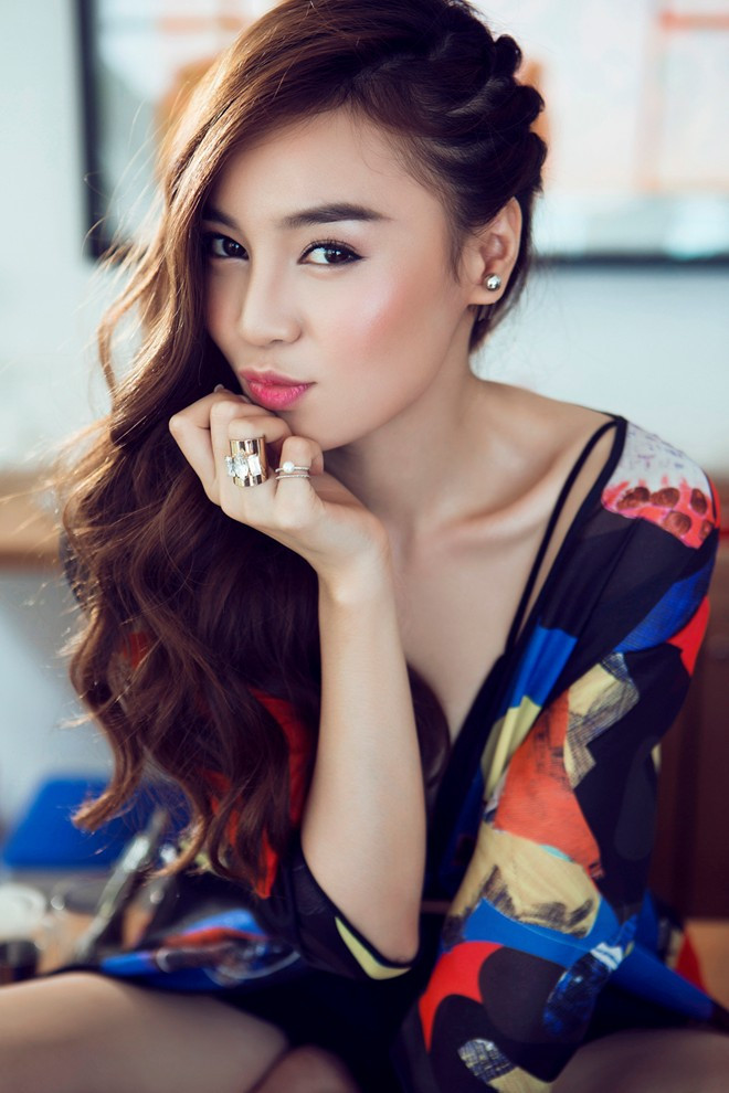 Bên cạnh việc đầu tư hơn về hình ảnh, cô cũng đang rục rịch trở lại công việc diễn xuất với hai vai diễn điện ảnh sẽ được chia sẻ trong thời gian tới. Lan Ngọc tươi tắn dù vướng thị phi hậu BNHV