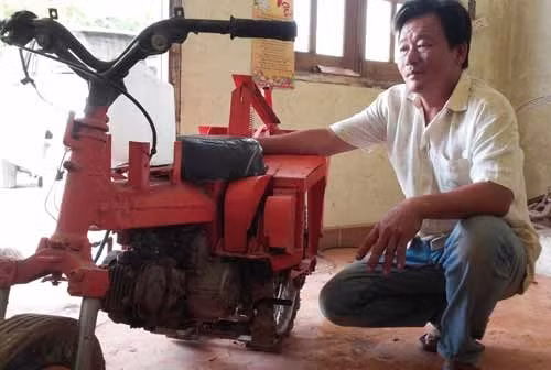 Anh Lê Tất Dũng với chiếc máy cày đa năng có thể gieo hạt