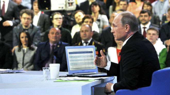 Buổi trả lời qua điện thoại là cơ hội hiếm hoi để ông Putin nói chuyện trực tiếp với lượng cử tọa khổng lồ ở Nga. Buổi trả lời qua điện thoại là cơ hội hiếm hoi để ông Putin nói chuyện trực tiếp với lượng cử tọa khổng lồ ở Nga.