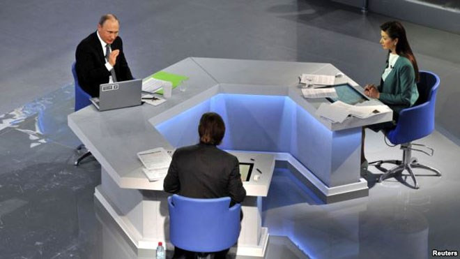 Ông Putin nói chuyện trong chương trình hỏi đáp trực tiếp. Ông Putin nói chuyện trong chương trình hỏi đáp trực tiếp.