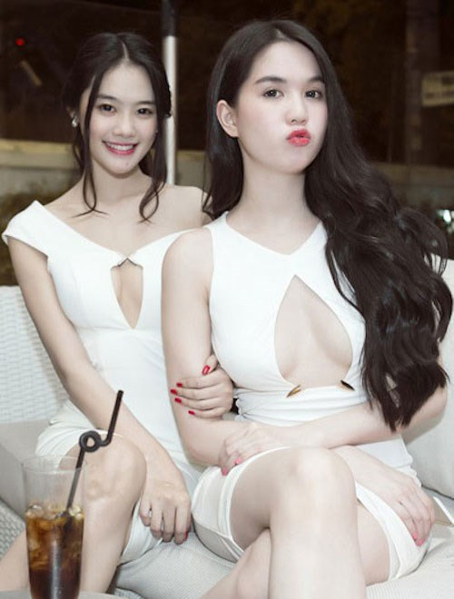 Những ngày qua, Ngọc Trinh và "đàn em" Linh Chi liên tục phải lên tiếng trần tình vì xuất hiện những tin đồn họ bán dâm cho đại gia. Những ngày qua, Ngọc Trinh và "đàn em" Linh Chi liên tục phải lên tiếng trần tình vì xuất hiện những tin đồn họ bán dâm cho đại gia.