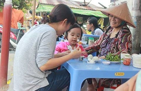 Từ tiền bán hột vịt lộn mỗi ngày, bà Tuyết để dành đi tìm mộ liệt sĩ.