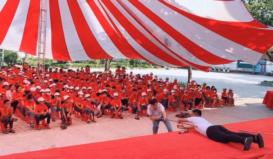 Học sinh Trường Tiểu học Khánh Nhạc B (Ninh Bình) trải nghiệm hoạt động phòng chống đuối nước. Ảnh: NTCC