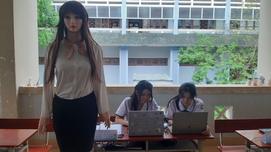 Em Trần Như Huỳnh và Nguyễn Thị Trúc Mai, học sinh Trường THPT Phan Văn Trị, huyện Phong Ðiền (TP Cần Thơ) cùng sản phẩm SEGI. Em Trần Như Huỳnh và Nguyễn Thị Trúc Mai, học sinh Trường THPT Phan Văn Trị, huyện Phong Ðiền (TP Cần Thơ) cùng sản phẩm SEGI.