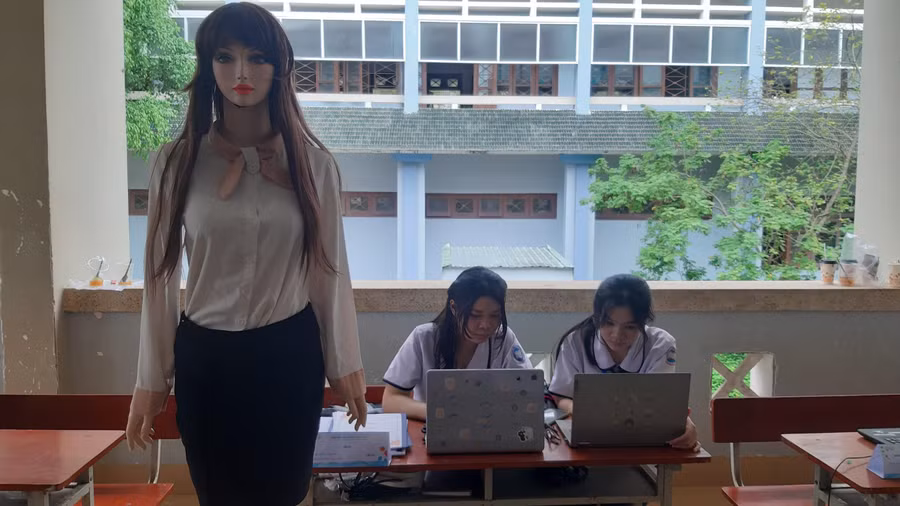 Em Trần Như Huỳnh và Nguyễn Thị Trúc Mai, học sinh Trường THPT Phan Văn Trị, huyện Phong Ðiền (TP Cần Thơ) cùng sản phẩm SEGI.