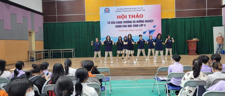 Học sinh Trường THCS Nhật Tân (Hà Nội) tham gia hội nghị tư vấn chọn trường và hướng nghiệp cho lớp 9. Ảnh: NT Học sinh Trường THCS Nhật Tân (Hà Nội) tham gia hội nghị tư vấn chọn trường và hướng nghiệp cho lớp 9. Ảnh: NT