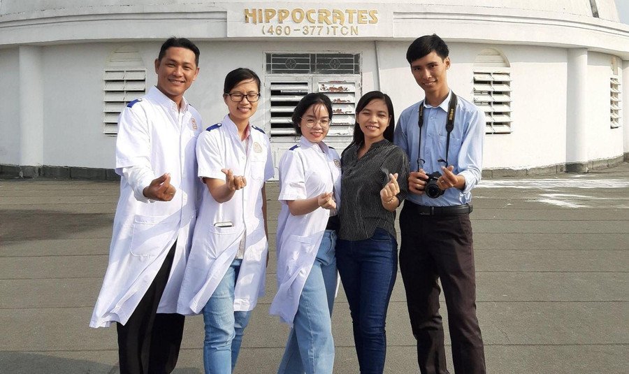 Thầy Lâm Nhựt Nam (ngoài cùng bên trái) hướng dẫn HS trải nghiệm nghề nghiệp tại Trường Đại học Võ Trường Toản, Hậu Giang.