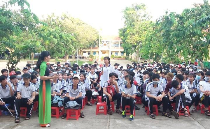 Sinh hoạt chuyên đề Giáo dục giới tính cho học sinh khối 10, 11, 12 tại Trường THCS và THPT Vĩnh Lộc (An Phú, An Giang).