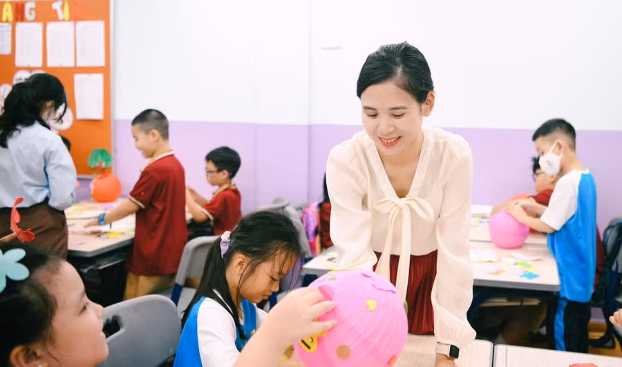 Cô – trò Trường Tiểu học Nguyễn Bỉnh Khiêm (Hà Nội). Ảnh: NTCC