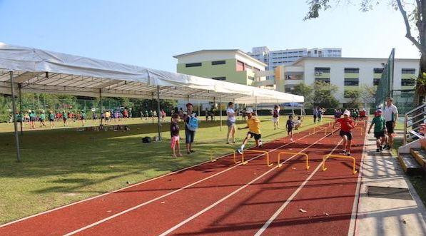 Trong thể thao, trẻ em cần tuân thủ các quy tắc và nhận lệnh từ huấn luyện viên. Ảnh: Owis