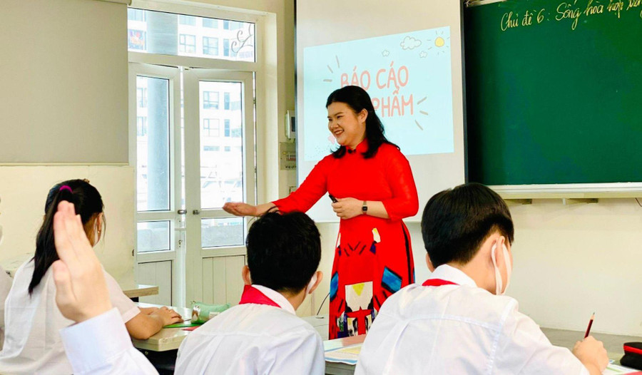 Cô Nguyễn Thị Thu Trà và học trò trong giờ học.