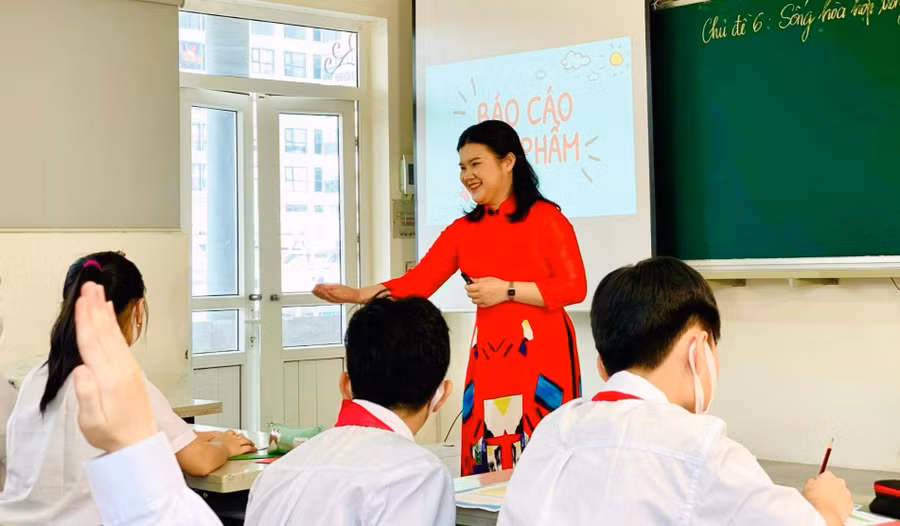 Cô Nguyễn Thị Thu Trà và học trò trong giờ học.