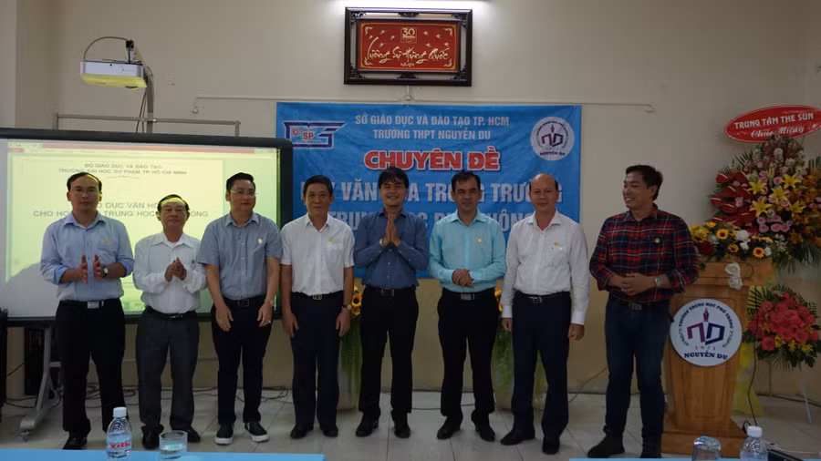 Các đại biểu tham dự chuyên đề trao đổi, chia sẻ ý kiến đóng góp cho nội dung chương trình môn học