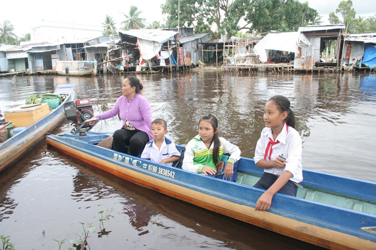 HS huyện Trần Văn Thời (Cà Mau) đến trường bằng xuồng. Ảnh: Q. Ngữ.