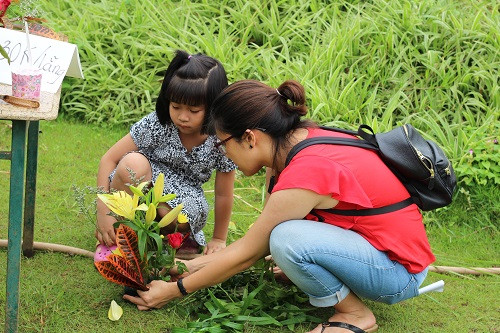 Bé cùng mẹ cắm hoa tại sự kiện