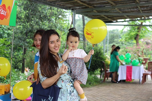 Ca sĩ Bảo Trâm Idol cùng con gái tham gia trải nghiệm tại sự kiện