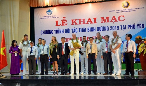 Tổng Lãnh sự Hoa Kỳ tại TP HCM Mary Tarnowka, Đại tá Randy Van Rossum, ông Nguyễn Chí Hiến - Phó Chủ tịch UBND tỉnh Phú Yên, đại diện chính quyền tỉnh Phú Yên và các thành viên của PP19 chụp ảnh tại lễ khai mạc.