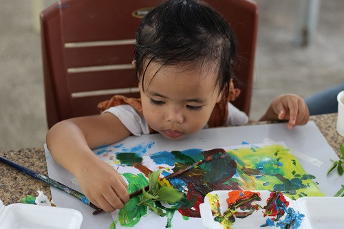 Bé trải nghiệm vẽ tranh bằng màu thực vật