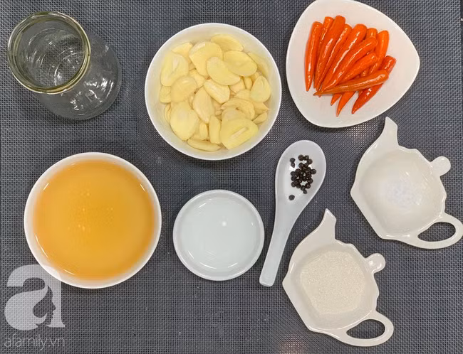  Mách bạn cách làm tỏi ớt ngâm giấm siêu tốc mà giòn ngon không lên váng - Ảnh 4.