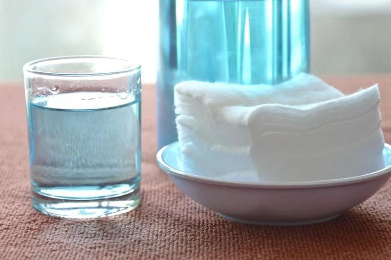 Hydrogen peroxide (Oxy già): Súc miệng bằng oxy già cũng giúp làm dịu cơn đau răng. Hãy pha oxy già với nước theo tỉ lệ 1:1, sau đó súc miệng với hỗn hợp này trong 30 giây. Bạn cần chú ý không pha quá ít nước và tuyệt đối không nuốt hỗn hợp này. Mách bạn 13 bài thuốc làm dịu cơn đau răng tại nhà - 4