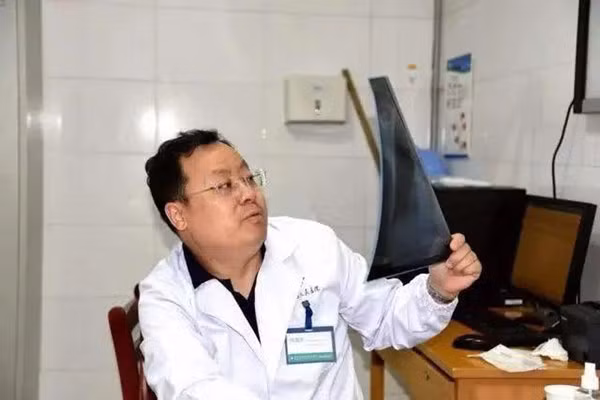 Phát hiện ung thư gan ở độ tuổi 42, hai vợ chồng gục khóc khi biết nguyên nhân do sai lầm dùng đũa