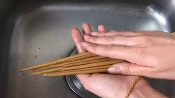 Phát hiện ung thư gan ở độ tuổi 42, hai vợ chồng gục khóc khi nghe bác sĩ nói lý do xuất phát từ một sai lầm khi dùng đũa - Ảnh 2.