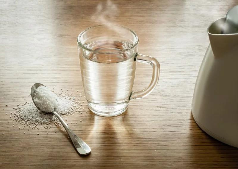 Nước muối: Nước muối có thể làm dịu các cơn sưng đau như đau răng, đau họng hay nhiệt miệng. Hãy súc miệng với nước muối trong vòng 30 giây rồi nhổ ra, sau đó lặp lại vài lần. Mách bạn 13 bài thuốc làm dịu cơn đau răng tại nhà - 3