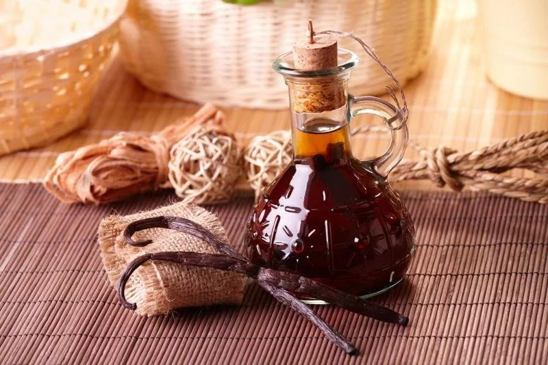 Tinh dầu vani: Tinh dầu vani tinh khiết có thể giúp giảm cơn đau nhờ có tính gây tê. Bạn có thể lấy một ít tinh dầu lên đầu ngón tay rồi chà nhẹ lên vùng răng đau. Mách bạn 13 bài thuốc làm dịu cơn đau răng tại nhà - 6