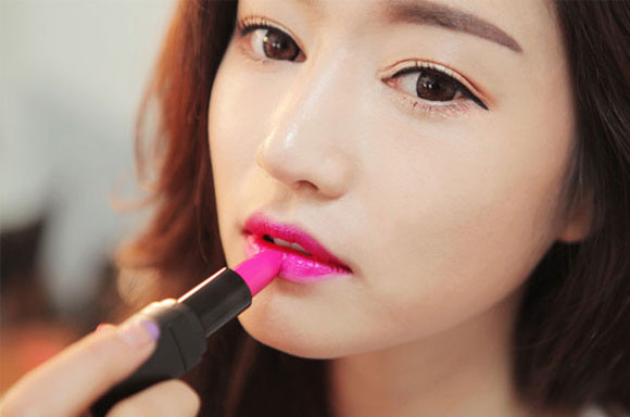 Son môi có một ma lực diệu kỳ đối với phụ nữ, nó có thể khiến bạn tự tin và tâm trạng trở nên vui vẻ hơn. mỹ phẩm đi du lịch