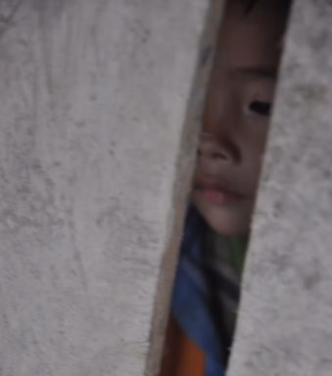 Mùa đông ở vùng cao lạnh thấu xương khi gió lùa qua khe cửa.