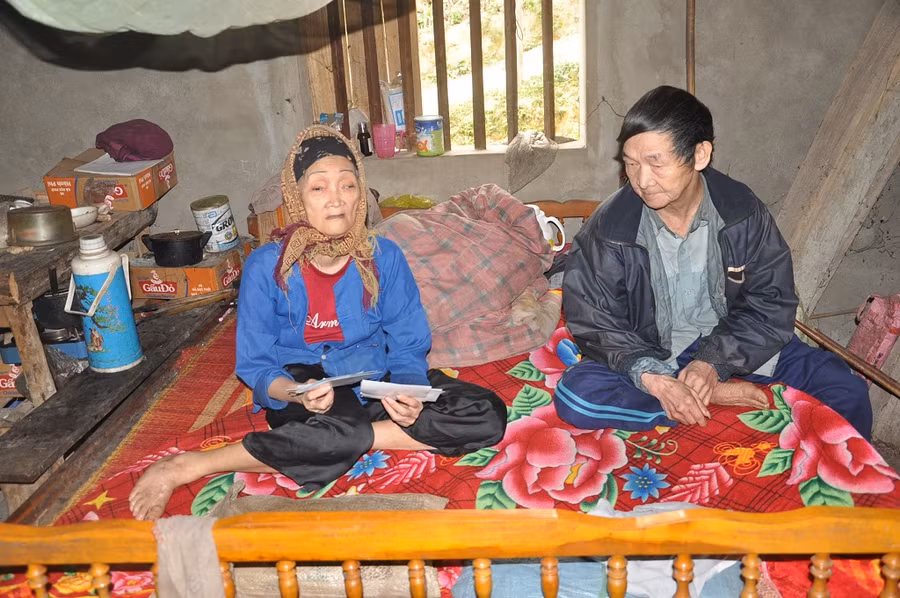 Cụ Tàn không đi lại được, cụ Thọ không nhìn thấy gì nên sinh hoạt quẩn quanh trên chiếc giường cũ.