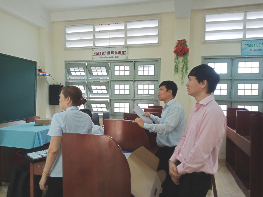 Đoàn công tác liên ngành Sở GD&amp;ĐT, Sở Tài chính do ông Lê Quang Trí - GĐ Sở GD&amp;ĐT làm trưởng đoàn nghiệm thu gói thầu lớp 6 tại trường THCS Tân Mỹ Chánh (TP Mỹ Tho).