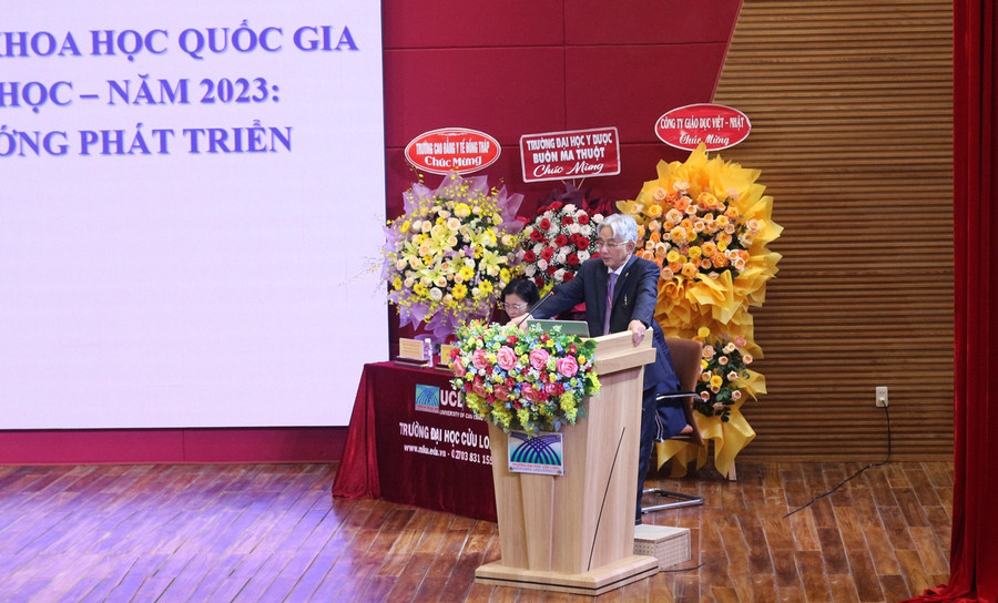 PGS.TS Lương Minh Cừ - Bí thư Đảng ủy, Hiệu trưởng phát biểu tại hội thảo. PGS.TS Lương Minh Cừ - Bí thư Đảng ủy, Hiệu trưởng phát biểu tại hội thảo.