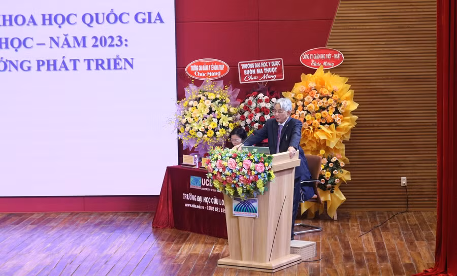 PGS.TS Lương Minh Cừ - Bí thư Đảng ủy, Hiệu trưởng phát biểu tại hội thảo.