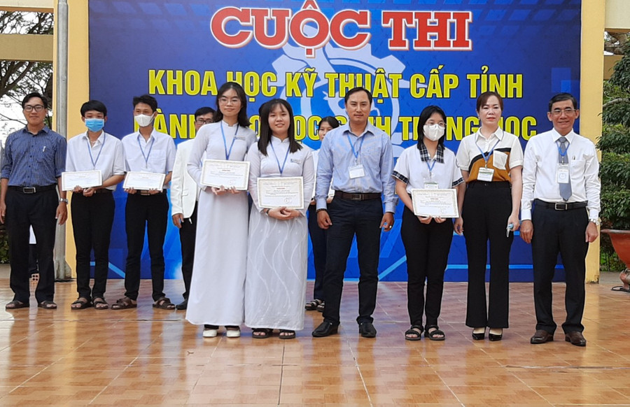 Trao giải cho HS tỉnh Cà Mau tại Cuộc thi KHKT cấp tỉnh dành cho HS trung học.