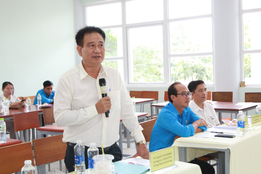 TS Nguyễn Tuấn Khanh - Bí thư Đảng ủy, Chủ tịch Hội đồng trường Trường ĐH Kiên Giang chia sẻ tại hội nghị. TS Nguyễn Tuấn Khanh - Bí thư Đảng ủy, Chủ tịch Hội đồng trường Trường ĐH Kiên Giang chia sẻ tại hội nghị.