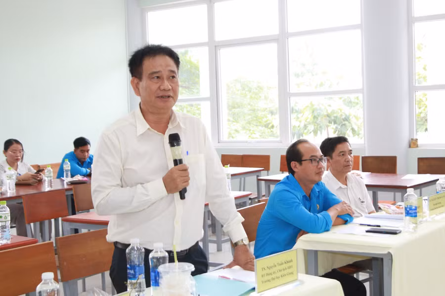 TS Nguyễn Tuấn Khanh - Bí thư Đảng ủy, Chủ tịch Hội đồng trường Trường ĐH Kiên Giang chia sẻ tại hội nghị.