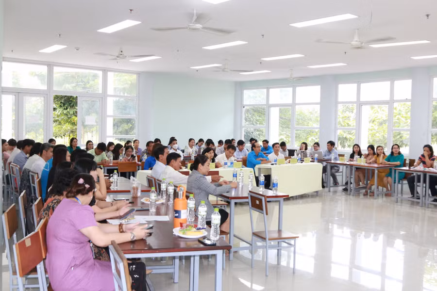 Cán bộ, giảng viên tham dự hội nghị.