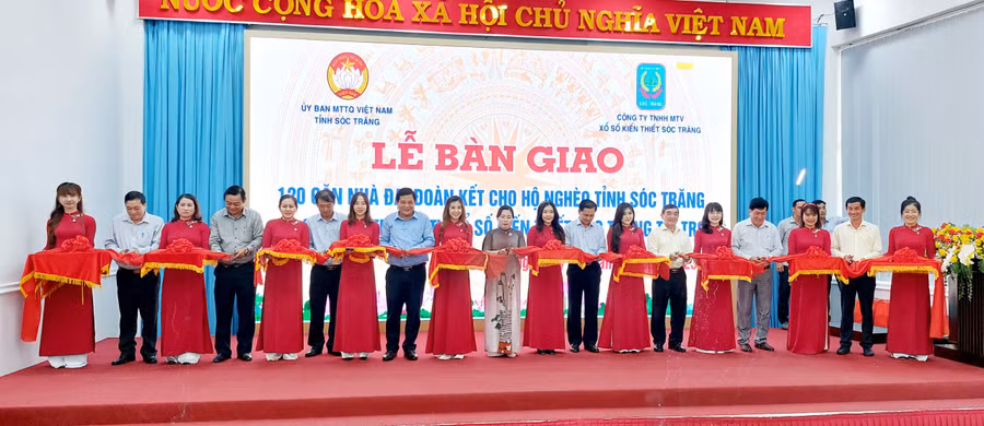 Tỉnh Sóc Trăng bàn giao 120 căn nhà đại đoàn kết cho hộ nghèo.