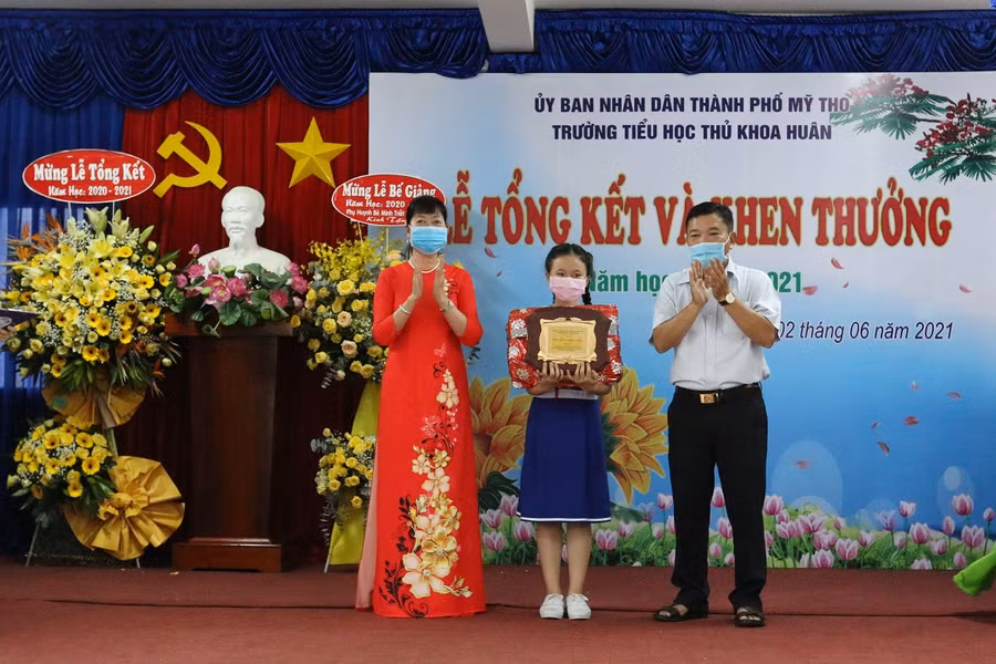 Trường TH Thủ Khoa Huân trao thưởng HS giỏi tiêu biểu năm học 2020-2021.