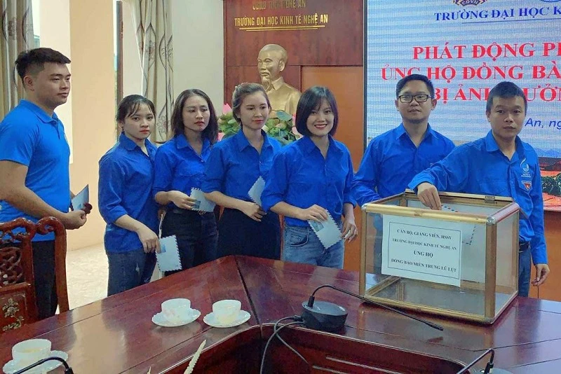 Sinh viên tại nhiều trường đại học trên cả nước quyên góp hướng về quê nhà miền Trung. Ảnh: IT