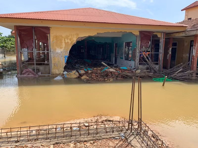 Nước lũ đánh tan tường bao của phòng học.