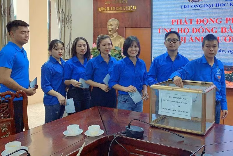 Sinh viên tại nhiều trường đại học trên cả nước quyên góp hướng về quê nhà miền Trung. Ảnh: IT