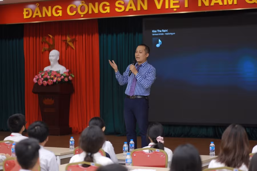 Thầy Đỗ Thái Đăng tại buổi giáo dục kĩ năng sống.